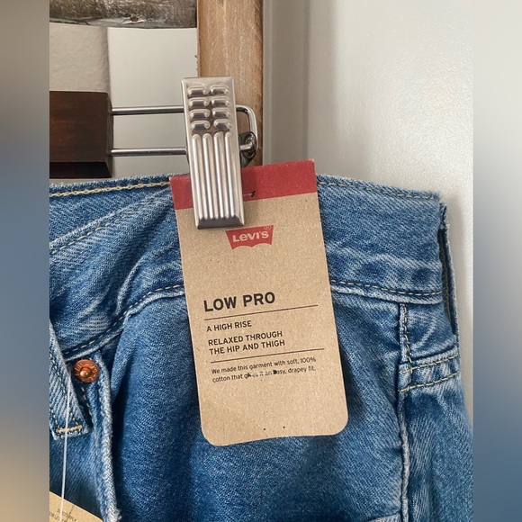 NWT - Levi’s - LOW PRO LIGHTWEIGHT WOMEN'S
JEANS - Size 32 - Picture 12 of 14
